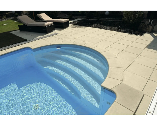 Pool mit Steintreppe und Steinplattenumrandung, Liegestühle im Hintergrund