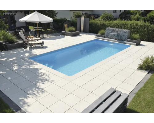 Schwimmbad im Garten mit Steinplattenboden, Gabionenmauer und Außendusche