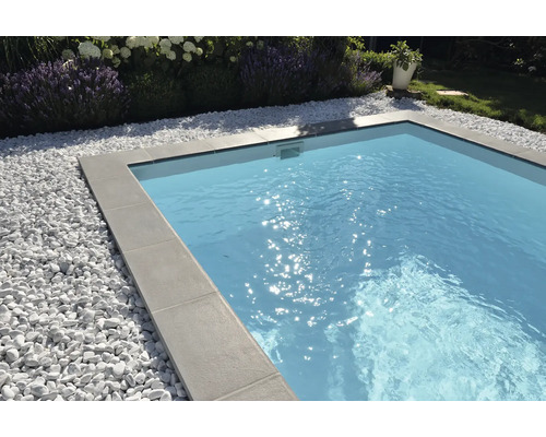 Schwimmbecken mit Wasser und Kieselsteinen