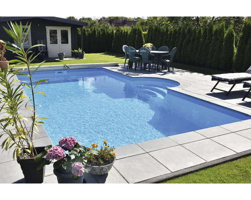 Schwimmbad im Garten mit Gartenhaus, Esstisch und Sonnenliegen