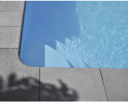Detailaufnahme eines Pools mit Steintreppe und umlaufenden Steinplatten
