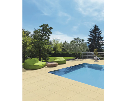 Außenbereich mit Pool, Terrassenplatten und Sitzsäcken
