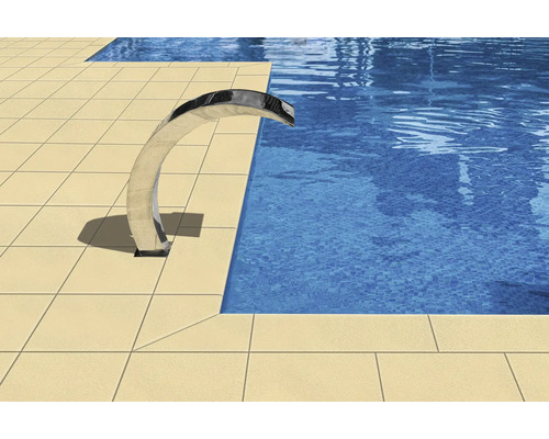 Pool mit Wasserfall und Terrassenfliesen