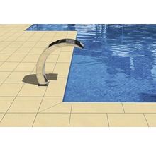 Schwimmbad mit Poolwasserfall und Terrassenfliesen