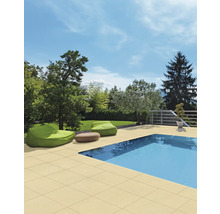 Außenbereich mit Pool, Terrassenplatten und Sitzgelegenheiten im Garten