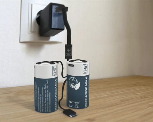 Zwei aufladbare Batterien mit Ladegerät in der Steckdose.