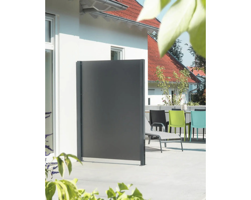 Ausgezogene seitliche Markise auf einer Terrasse als Wind- und Sichtschutz