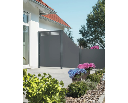 Sichtschutzzaun aus Metall im Gartenbereich