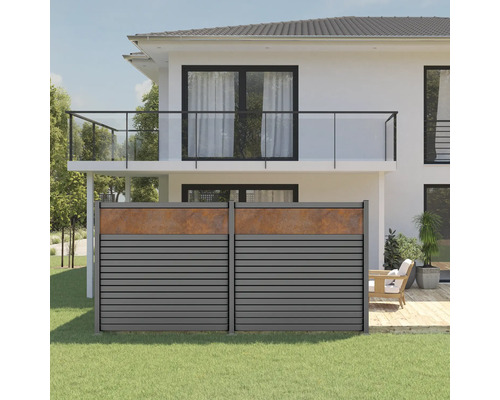 Sichtschutzzaun aus Aluminium mit Rost-Optik vor einem modernen Haus