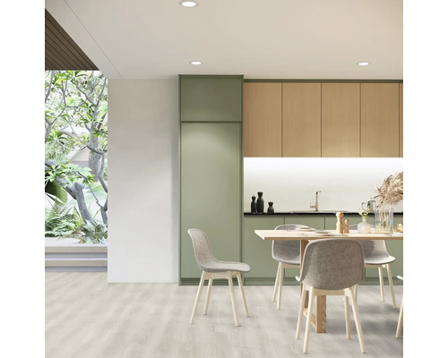 Helle Küche mit Esstisch und Stühlen, kombiniert mit Küchenmöbeln in Holzoptik und Grün.