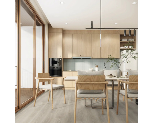 Heller Speiseraum mit Holzküchenzeile, Esstisch und Stühlen.