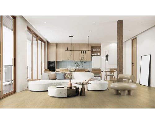 Heller Wohnraum mit Sofa, Couchtisch, Stuhl und Küchenbereich.