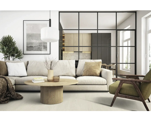 Wohnzimmer mit Sofa, Tisch und Dekoration in hellem Design