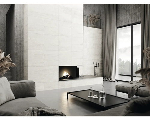 Heller Wohnraum mit modernem Kamin und großen Fliesen