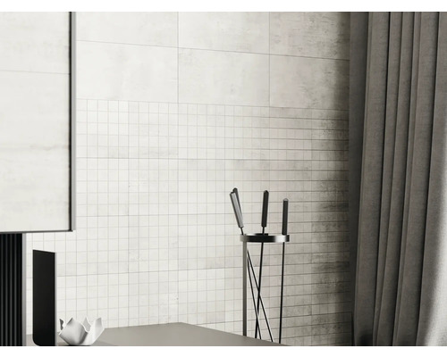 Heller Raum mit keramischen Wandfliesen in Steinoptik, angedeuteter Kamin und Vorhängen