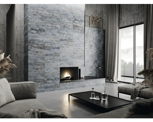 Modernes Wohnzimmer mit Kamin, gefliesten Wänden und minimalistischer Einrichtung