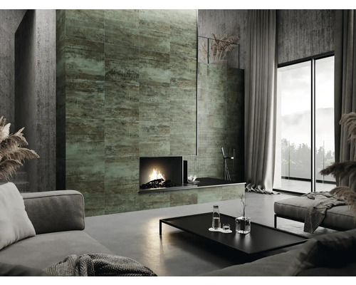 Modernes Wohnzimmer mit gefliester Wand und Kamin