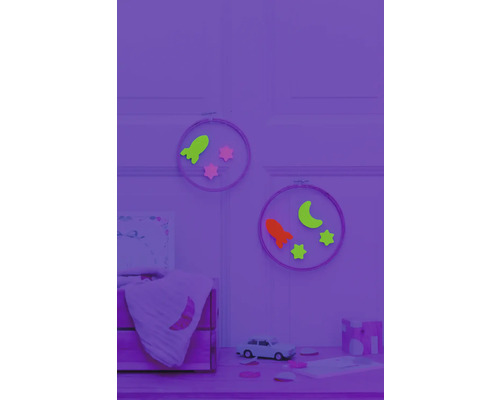 Dekoratives Kinderzimmer mit Mobile, Spielzeugauto und Nachtmotiven