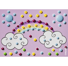 Illustration eines Himmels mit Regenwolken, einer Sonne und einem Regenbogen