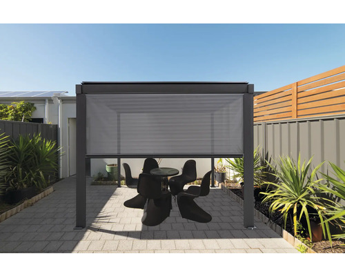 Terrassenüberdachung mit heruntergelassener Markise und Sitzgruppe im Garten.
