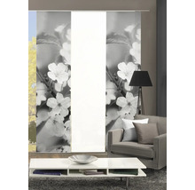 Wohnzimmer mit Schiebegardine mit Blütenmotiv