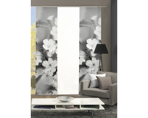 Wohnzimmer mit Schiebegardine mit Blütenmotiv