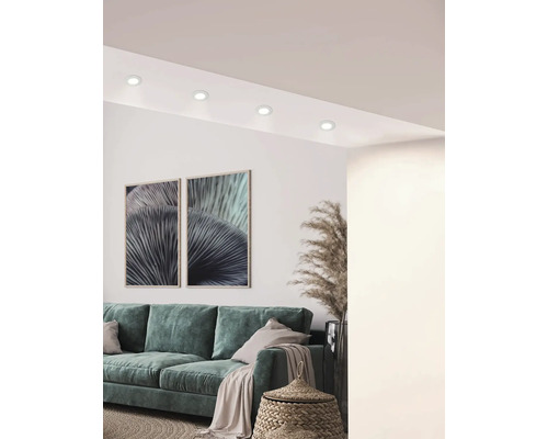 Wohnzimmer mit Deckeneinbauspots, Sofa und Dekoration