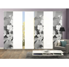 Schiebegardinen mit Blumenmuster in einem Wohnzimmer.