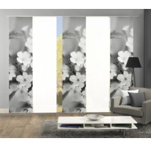 Schiebegardinen mit Blumenmuster in einem Wohnzimmer