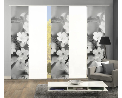 Schiebegardinen mit Blumenmuster in einem Wohnzimmer