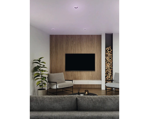 Modernes Wohnzimmer mit Holzvertäfelung, Fernseher und Deckenspots