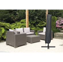 Sitzgruppe mit Schutzhülle für Sonnenschirm im Garten