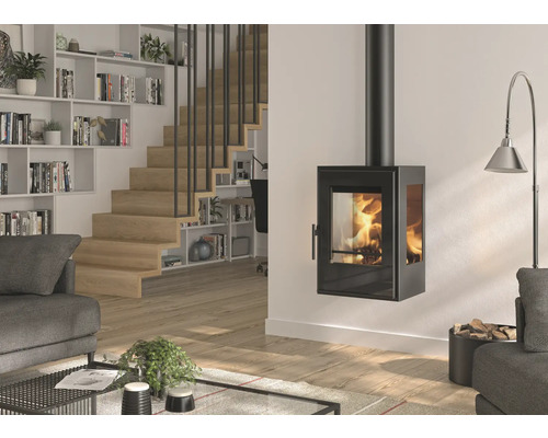 Wohnzimmer mit Wandkamin, Treppe und Bücherregal für ein gemütliches Ambiente.