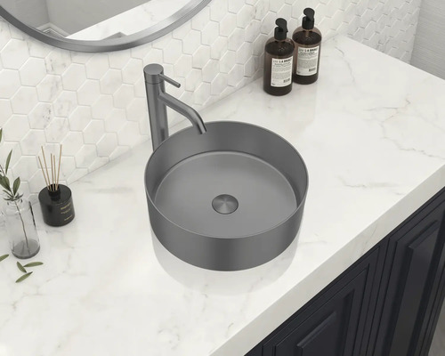 Badezimmer Waschbecken mit Armatur auf einer Marmor Arbeitsplatte