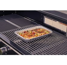 Grill mit Fisch und Gemüse in einer Aluminiumschale auf dem Grillrost