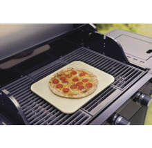 Pizza auf Pizzastein im Grill