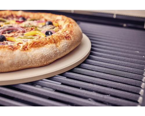 Pizza auf Pizzastein auf Grillrost