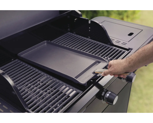 Grill mit Grillplatte im Einsatz