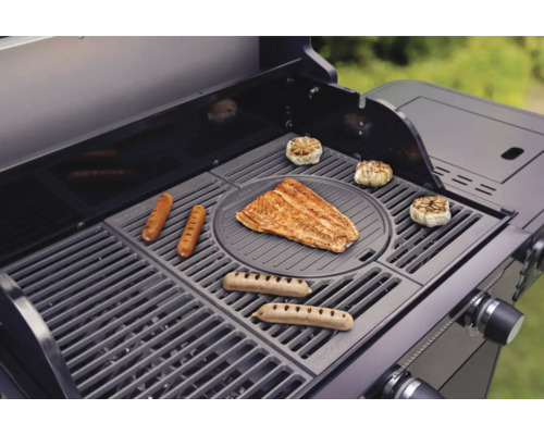 Ein Grill mit Würstchen, Fisch und Knoblauch zum Grillen