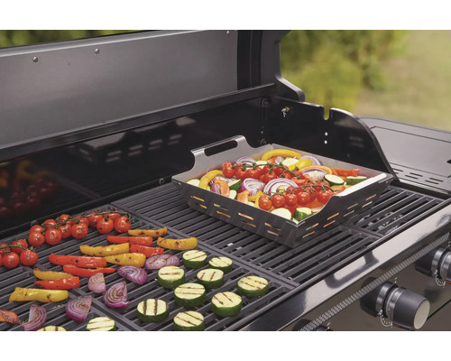 Gemüse auf einem Grill mit Grillpfanne und Rost