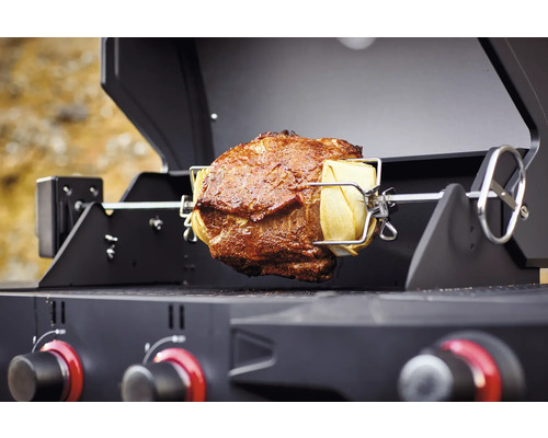 Braten auf Drehspieß im Grill