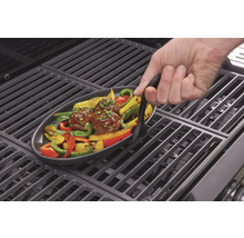 Grillrost mit Teller mit Fleischbällchen und Gemüse sowie Grillzange