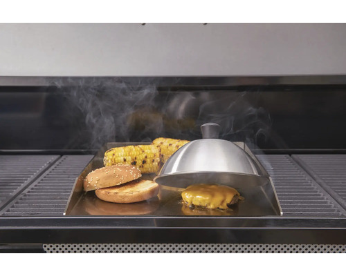 Grillszene mit Burger, Maiskolben und Grillglocke auf Grillplatte