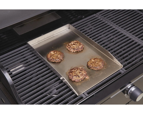 Grill mit Grillplatte und vier Hamburgern.