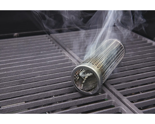 Räuchertonne aus Edelstahl auf einem Grillrost mit Rauch