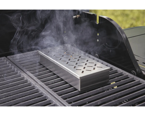 Räucherbox auf einem Grill mit Rauchentwicklung.