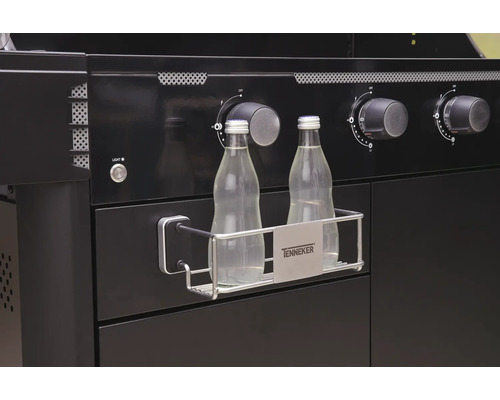 Detailansicht eines schwarzen Grills mit Flaschenhalter und zwei Glasflaschen