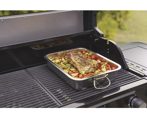 Grill mit Braten in Metallform und Gemüse