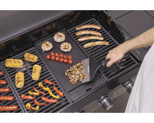 Grill mit Würstchen, Gemüse und Grillplatte