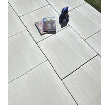 Helle Terrassenplatten mit Holzstruktur, Zeitschriften und Dekoration